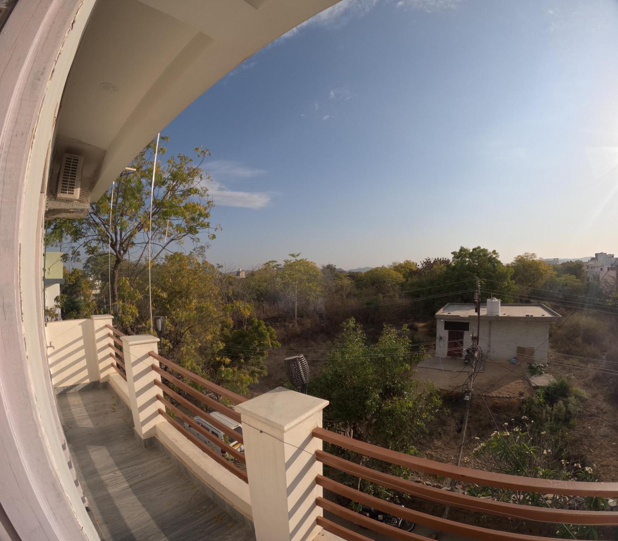 Choudhary White House Udaipur Apartment Bagian luar foto