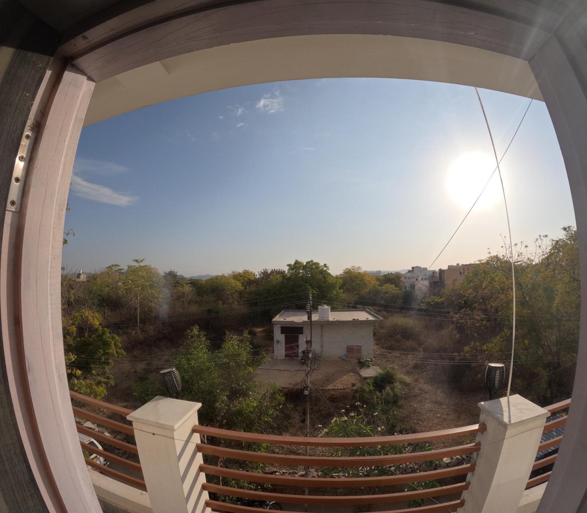 Choudhary White House Udaipur Apartment Bagian luar foto